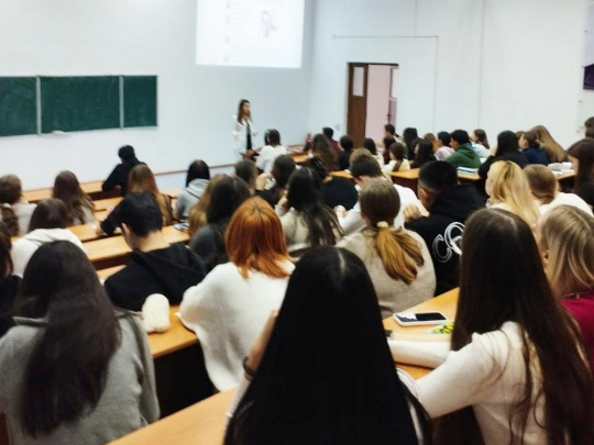 В качестве ЛЕКТОРОВ - врачи и психологи